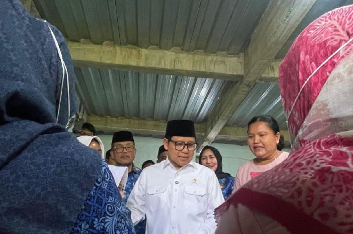 Menko PM Muhaimin Iskandar berdialog dengan warga pesisir di Cirebon. (Fathnur Rohman/Antara)