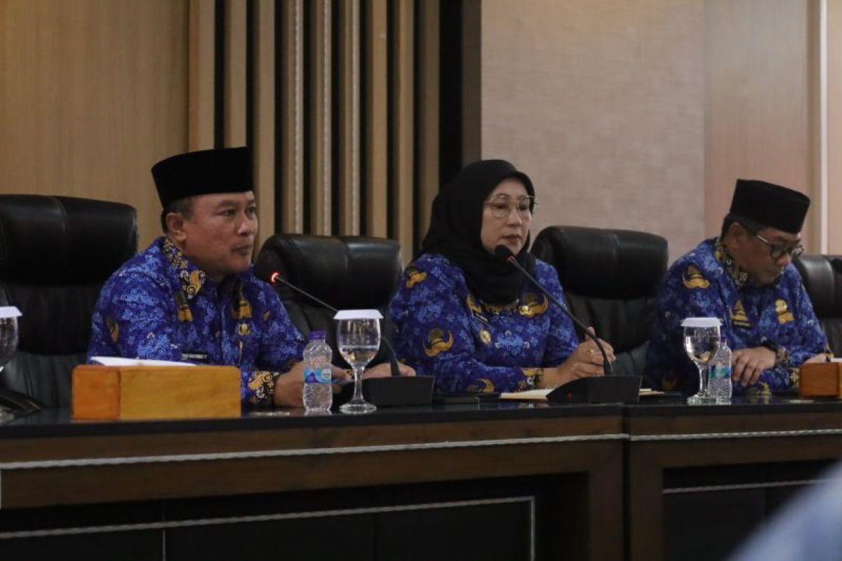 Bupati Kuningan Dian Rachmat Yanuar (kiri). (Pemkab Kuningan/Antara)