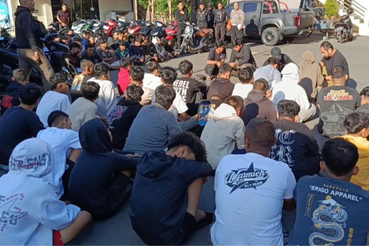 Puluhan pemuda diamankan di Mapolres Cirebon Kota, usai terjaring razia balap liar. (Fathnur Rohman/Antara)