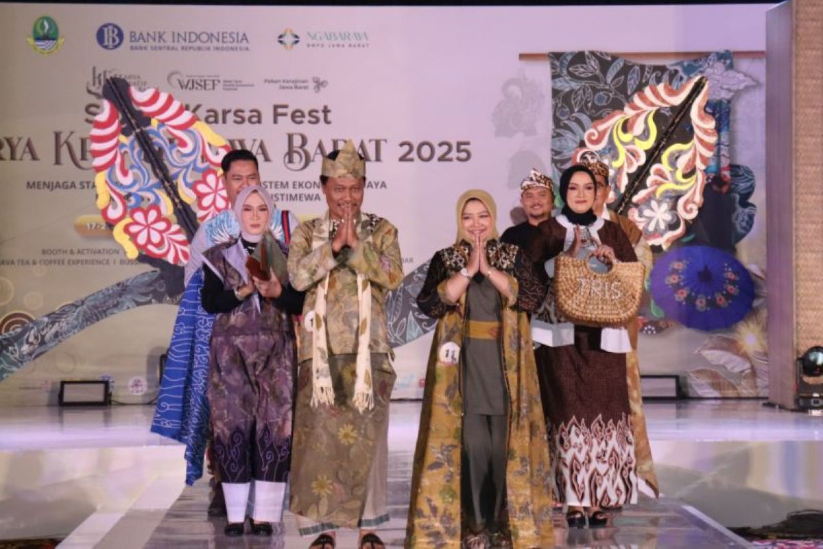 Pemkot Cirebon perkenalkan busana ecoprint bermotif daun jati hasil karya pelaku UMKM dalam ajang KKJ dan PKJB 2025 di Bandung. (Pemkot Cirebon/Antara)