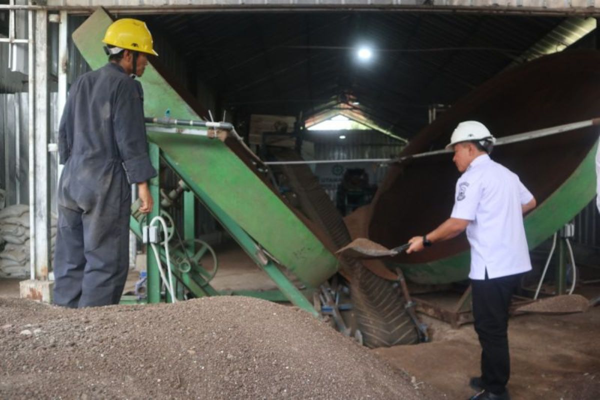 Pekerja pabrik mengolah kotoran hewan menjadi pupuk oganik di Kuningan. (Pemkab Kuningan/Antara)