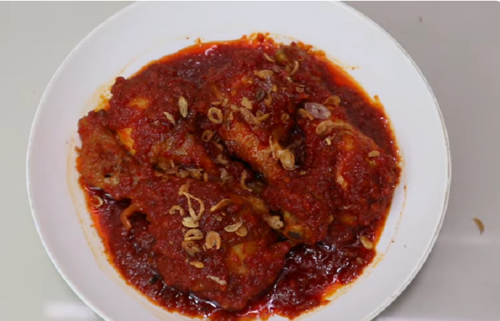 Resep ayam bumbu merah (Dok. YouTube Ika Mardatillah)