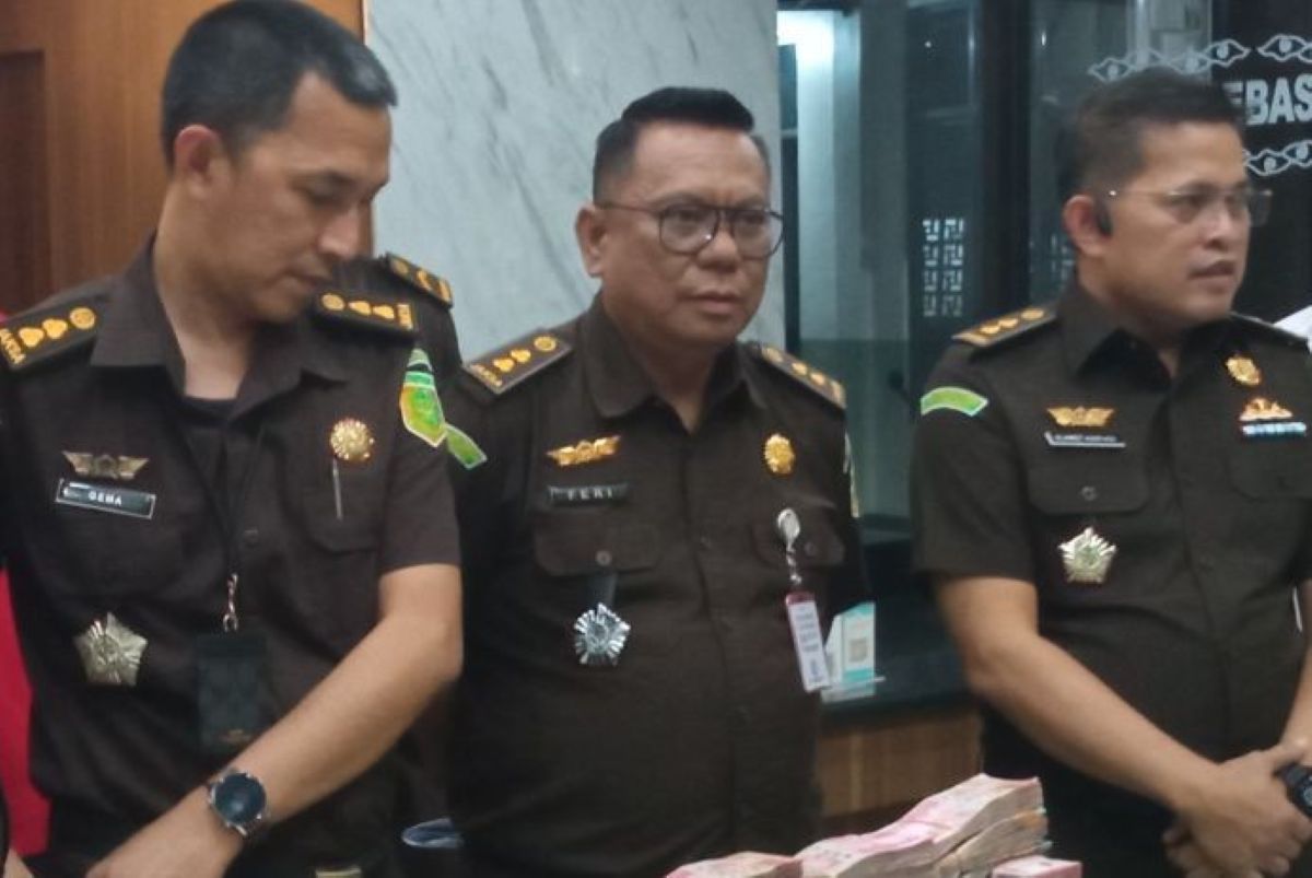 Kejari Kota Cirebon konferensi pers terkait kasus dana PIP SMAN 7 Cirebon. (Fathnur Rohman/Antara)