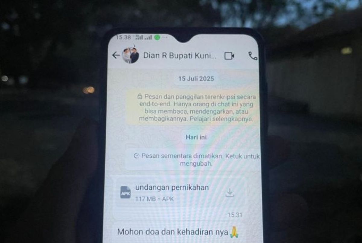 Seorang warga di Kuningan menunjukkan isi pesan penipuan melalui akun WhatsApp Bupati Kuningan yang diretas. (Fathnur Rohman/Antara)