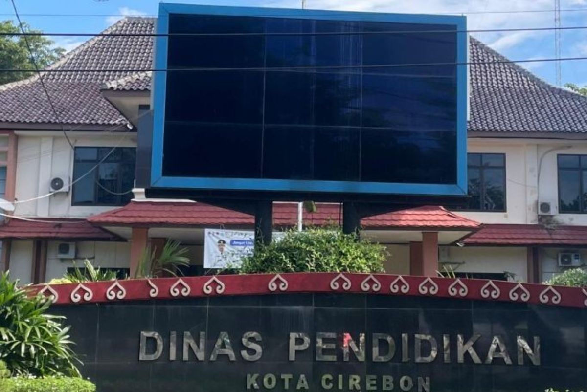Suasana tampak depan di Kantor Dispendik Kota Cirebon. (Fathnur Rohman/Antara)