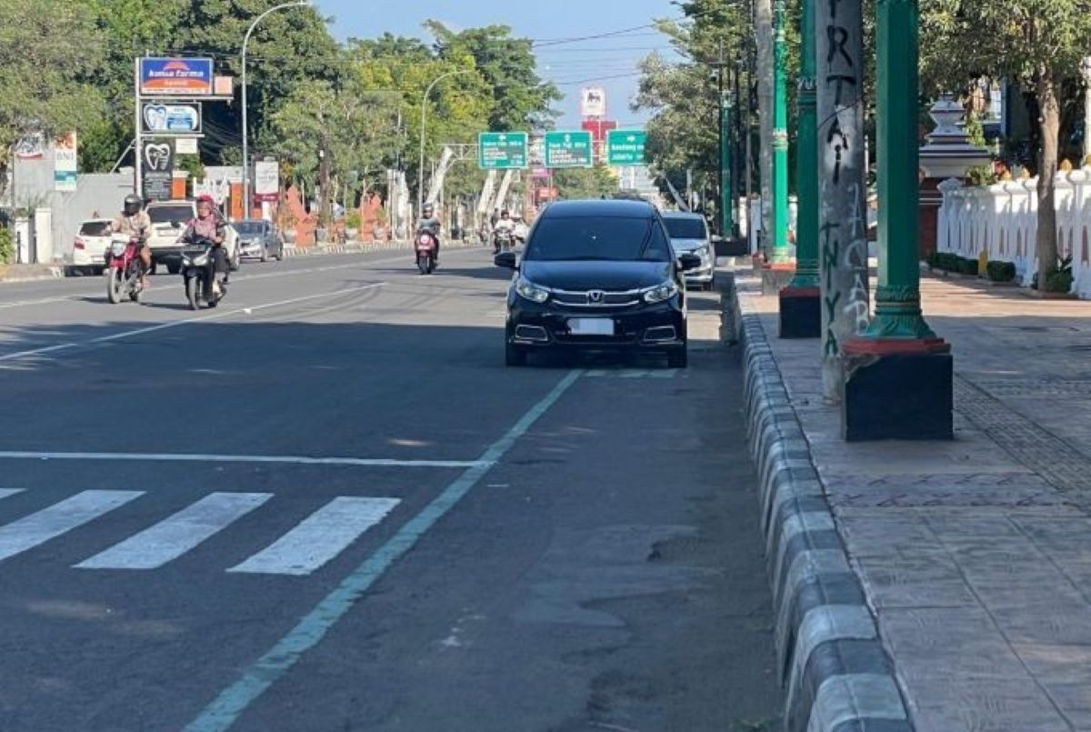 Jalur sepeda di Jalan Siliwangi Cirebon. &nbsp;(Fathnur Rohman/Antara)