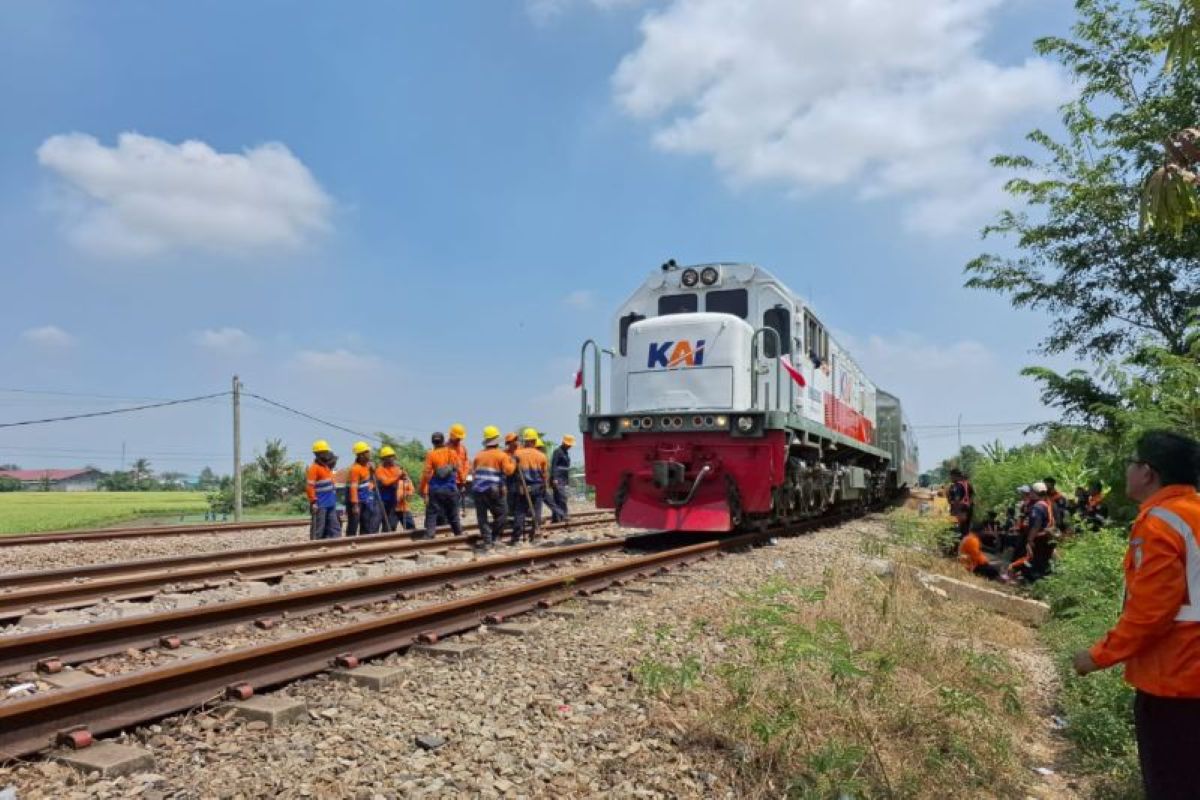 Jalur rel di kawasan Stasiun Pegaden Baru Subang, sudah bisa dilalui kereta api pada Sabtu (2/8) siang. (PT KAI Daop 3 Cirebon/Antara)