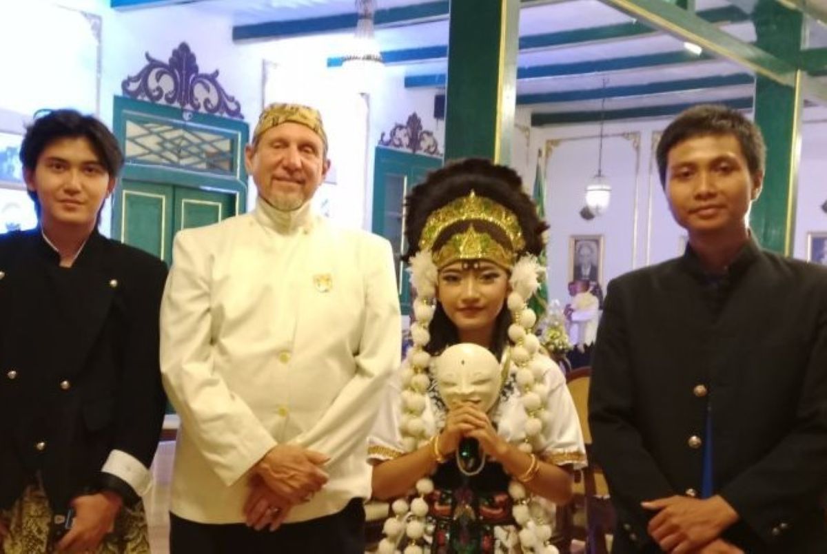 Profesor asal Amerika Serikat Richard North atau Mama Erik mengunjungi Keraton Kacirebonan di Cirebon. (Fathnur Rohman/Antara)