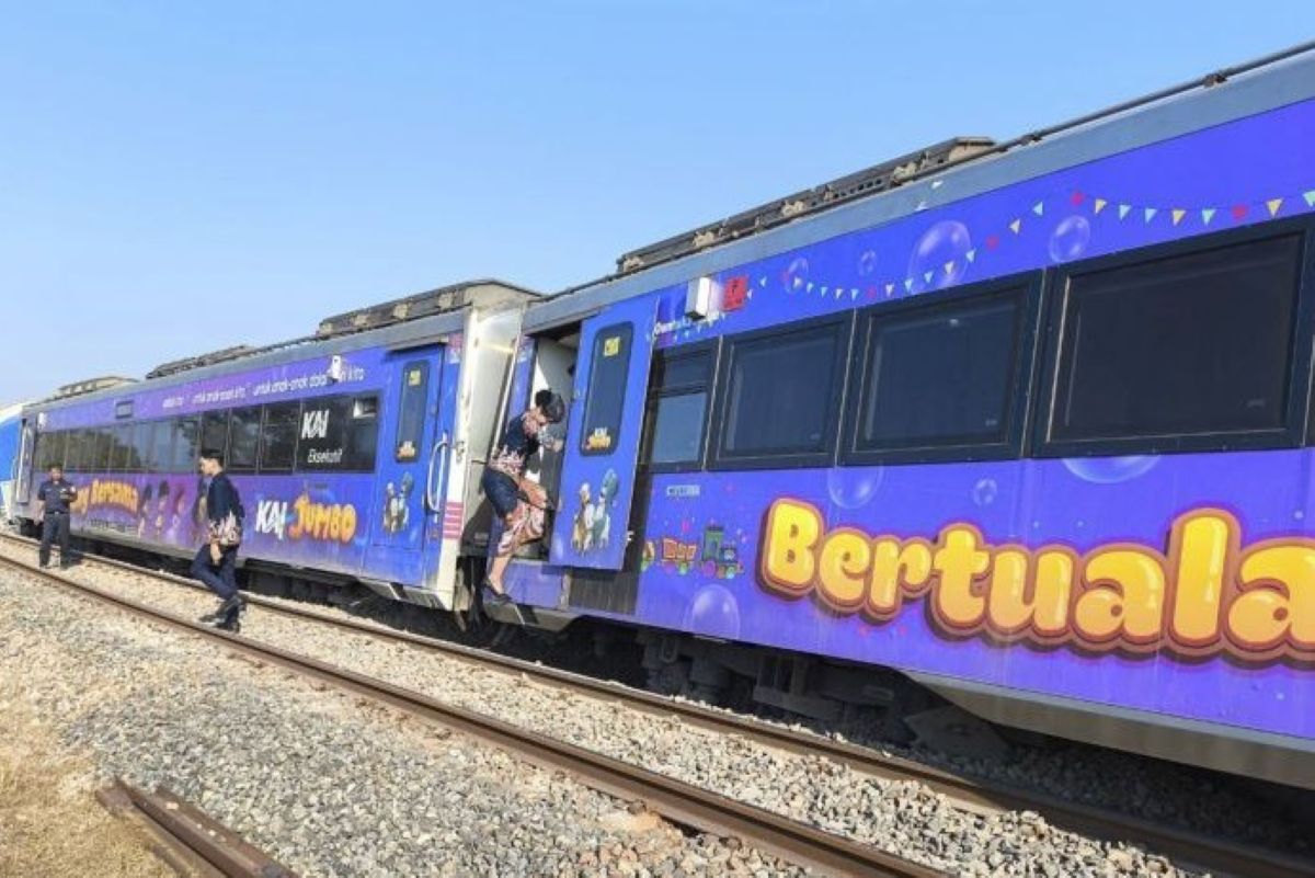 Kereta api Argo Bromo Anggrek relasi Surabaya Pasar Turi-Gambir anjlok di petak emplasemen Stasiun Pegaden Baru (PGB) wilayah Daop 3 Cirebon. (Yovi And/Antara)