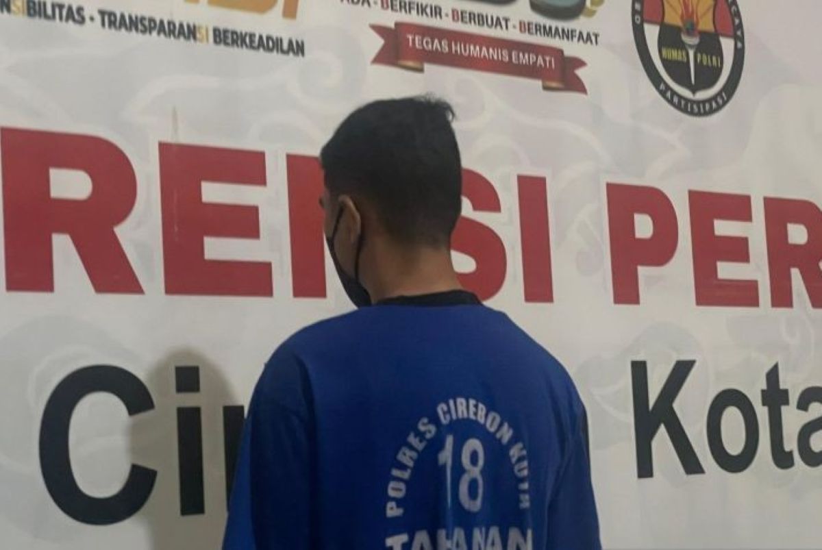Staf Keuangan PDAM Kota Cirebon berinisial AL tersangka kasus dugaan tindak pidana korupsi. (Fathnur Rohman/Antara)