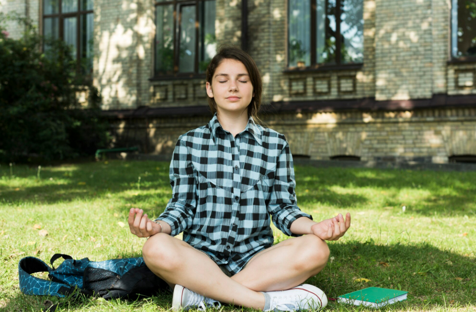 Ilustrasi seseorang yang sedang berlatih mindfullness (Dok. Freepik)