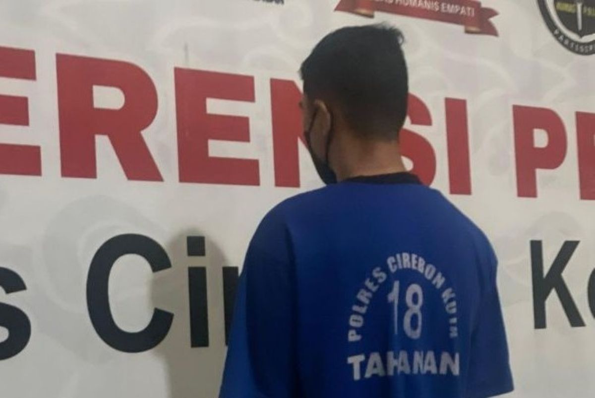 Mantan staf keuangan PDAM Kota Cirebon tersangka kasus dugaan tindak pidana korupsi di Cirebon. (Fathnur Rohman/Antara)
