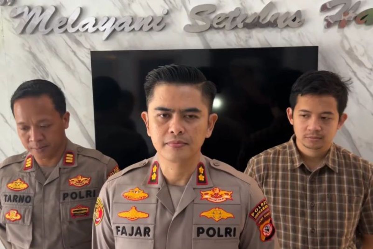 Kapolres Indramayu AKBP Mochamad Fajar Gemilang (tengah). (Polres Indramayu/Antara)