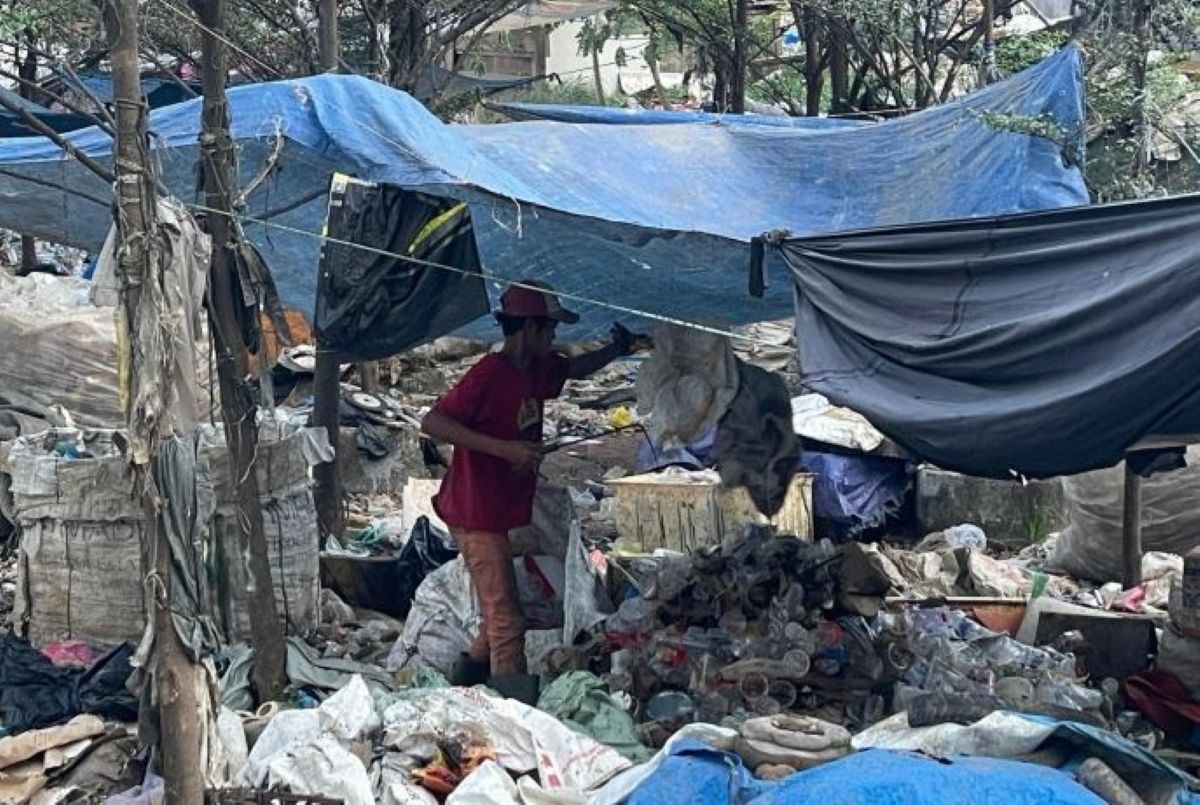 Warga memungut barang bekas di TPA Kopi Luhur Kota Cirebon. (Fathnur Rohman/Antara)