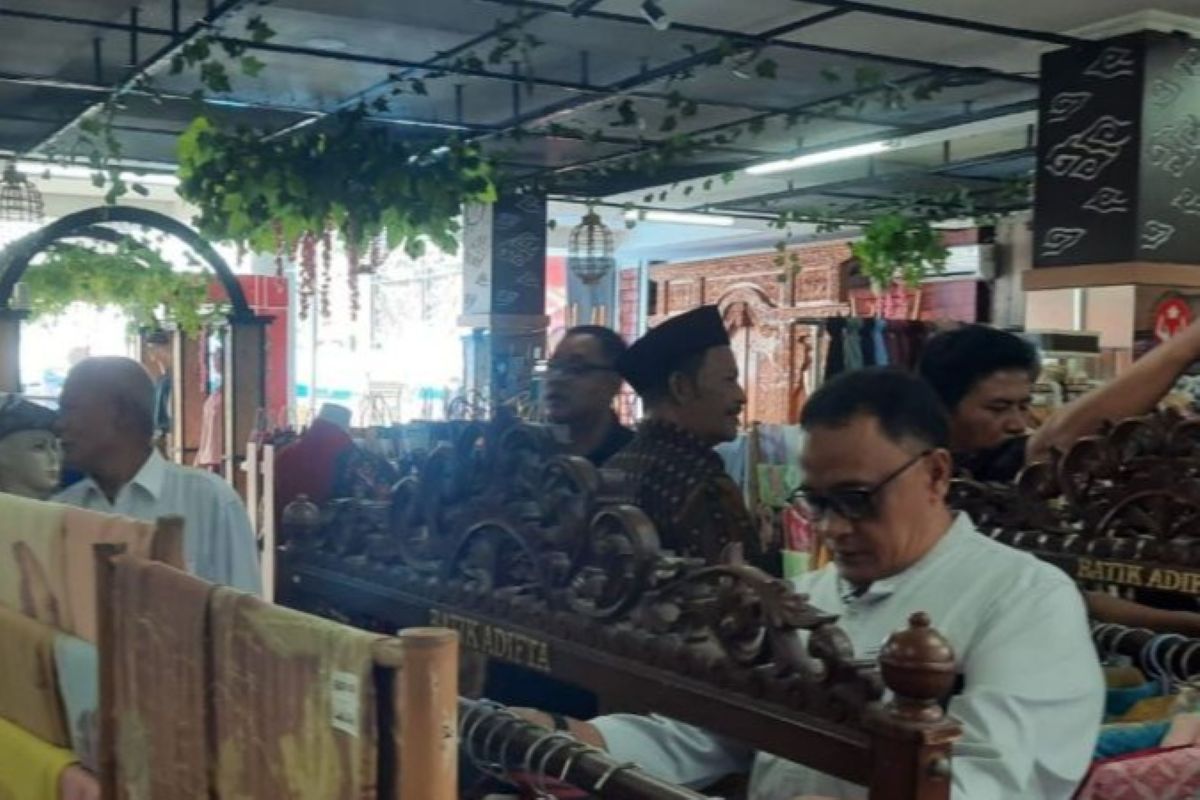 Berbagai produk di Mal UKM Kota Cirebon. (Fathnur Rohman/Antara)