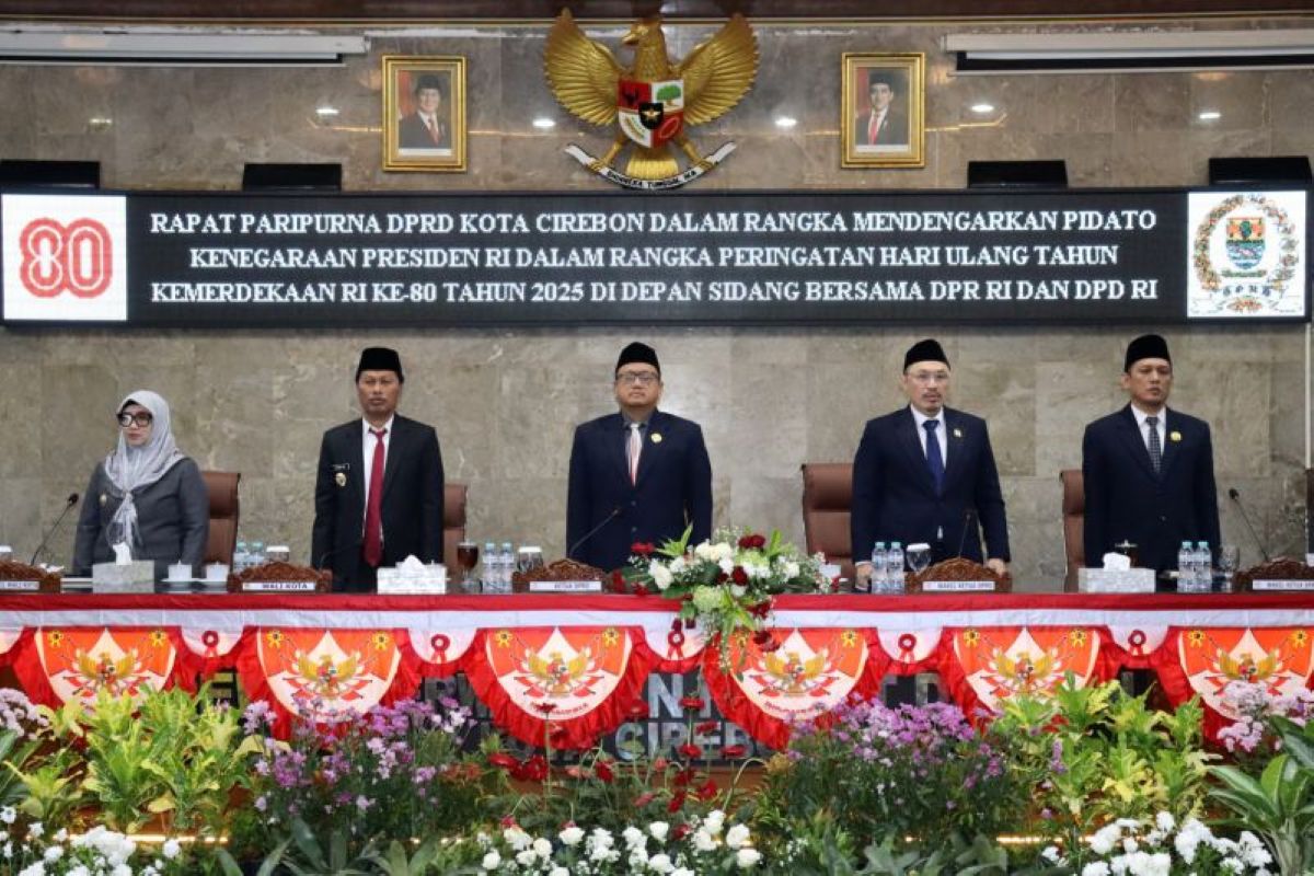 Rapat paripurna istimewa dalam rangka mendengarkan pidato kenegaraan Presiden Republik Indonesia secara daring di Gedung DPRD Kota Cirebon. (Pemkot Cirebon/Antara)