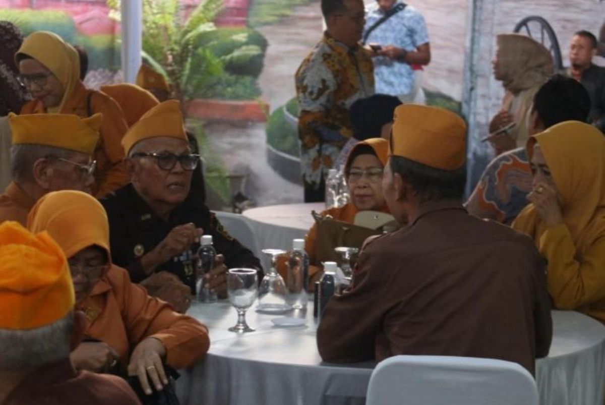 Sejumlah anggota Legiun Veteran Republik Indonesia (LVRI) saat berada di Rumah Dinas Wali Kota Cirebon, Minggu (17/8). (Pemkot Cirebon/Antara)