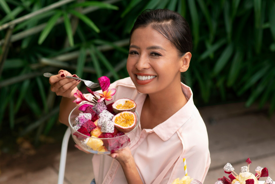 Ilustrasi orang yang makan buah (Dok. Freepik)