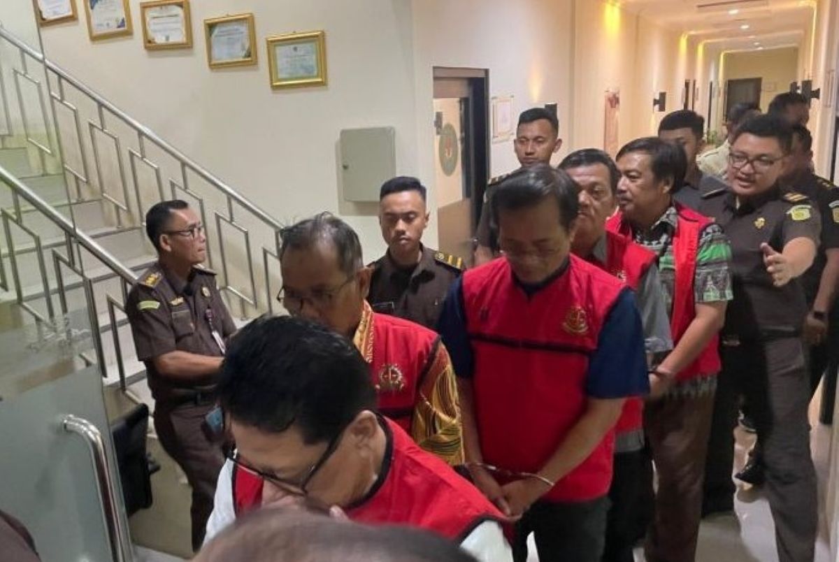 Para tersangka kasus dugaan tindak pidana korupsi proyek Gedung Setda Kota Cirebon saat dihadirkan di Kejari Kota Cirebon. (Fathnur Rohman/Antara)