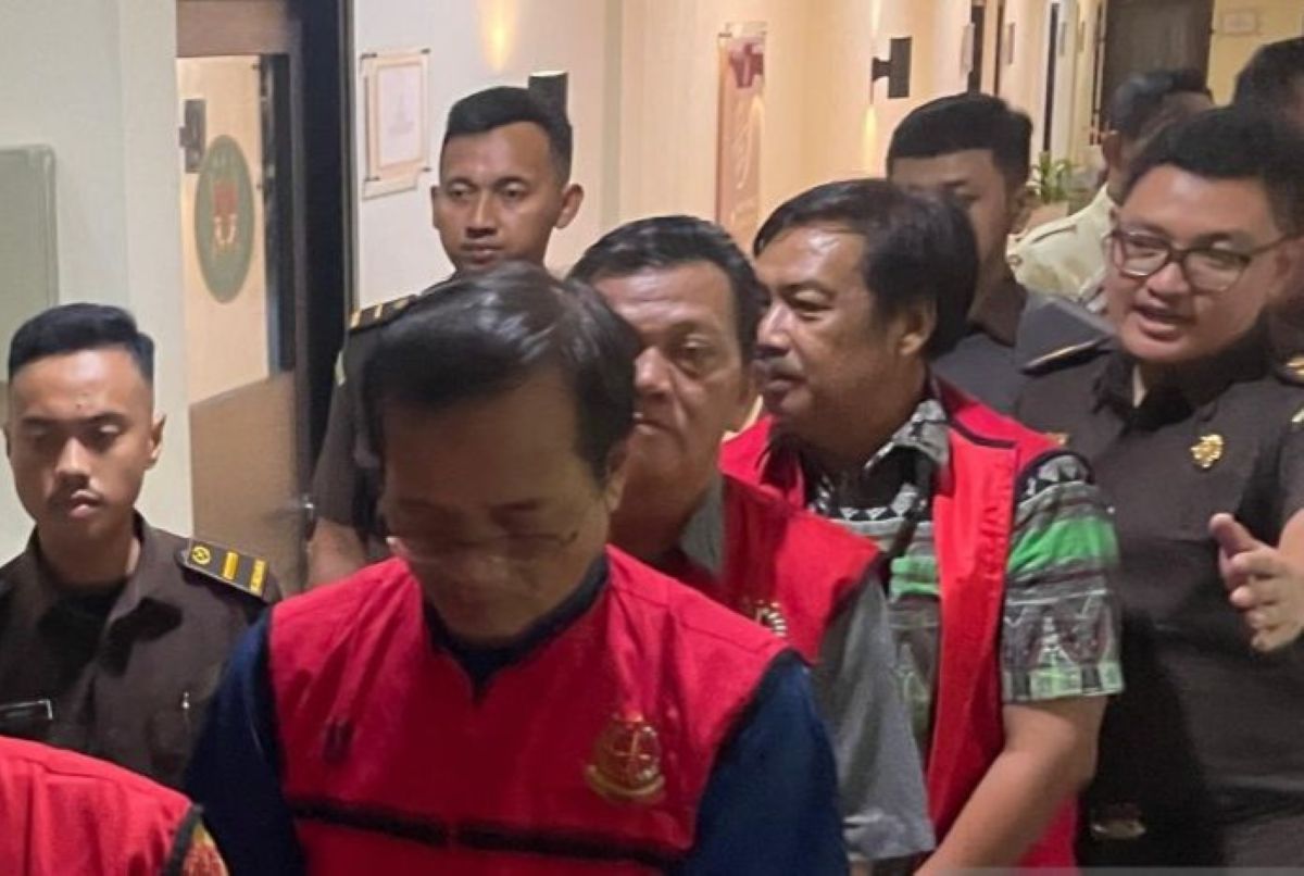 Kadispora Kota Cirebon saat menjalani pemeriksaan sebagai tersangka kasus dugaan korupsi pembangunan Gedung Setda di Kejari Kota Cirebon, Rabu (27/8). (Fathnur Rohman/Antara)