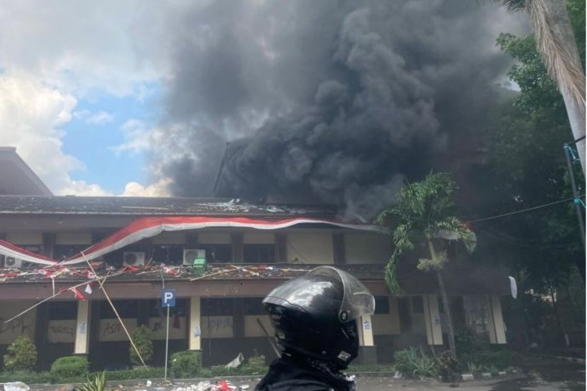 Gedung DPRD Kabupaten Cirebon Jadi Sasaran Amuk Massa