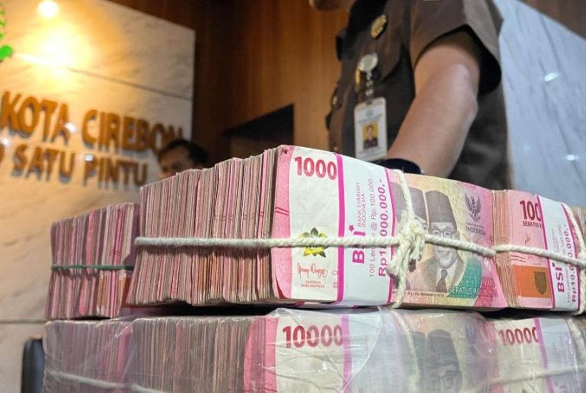 Kejari Kota Cirebon saat menunjukkan barang bukti berupa uang tunai sisa hasil korupsi pembangunan Gedung Setda di Cirebon. (Fathnur Rohman/Antara)