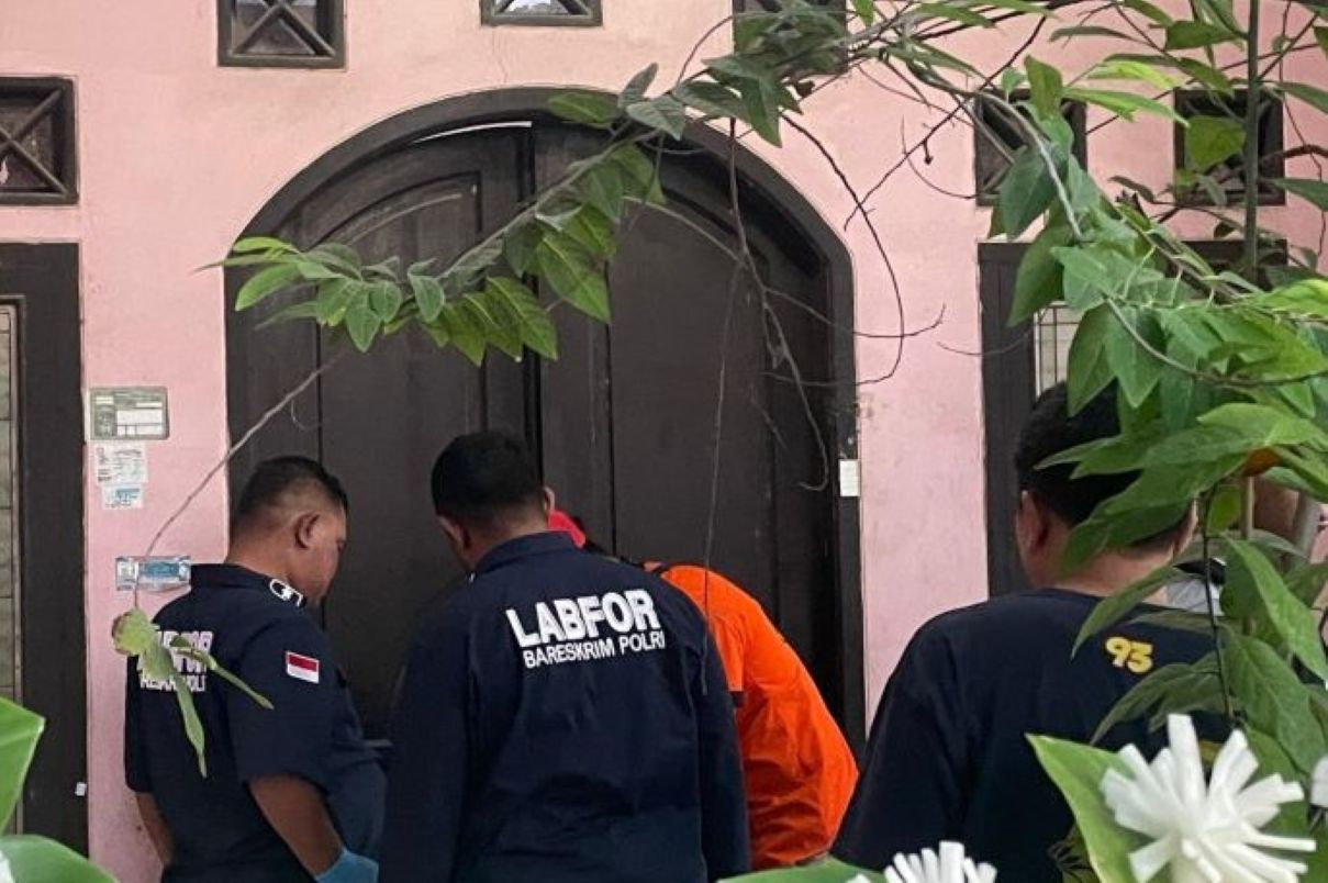 Tim gabungan saat melakukan olah TKP lanjutan di lokasi penemuan lima jenazah yang terkubur dalam satu liang di Indramayu, Rabu (3/9). (Fathnur Rohman/Antara)