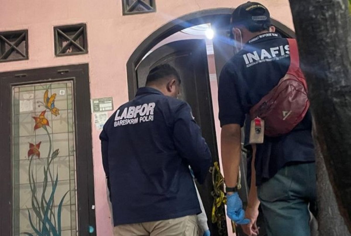 Suasana kediaman lima korban yang ditemukan terkubur dalam satu liang di Indramayu, Selasa (2/9). (Fathnur Rohman/Antara)