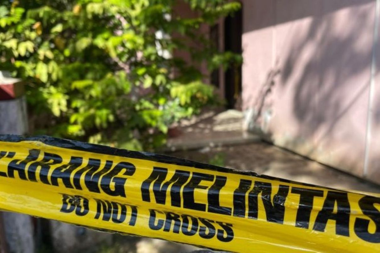 Garis polisi masih terpasang di lokasi pembunuhan sekeluarga di Kelurahan Paoman, Indramayu, Senin (8/9). (Fathnur Rohman/Antara)