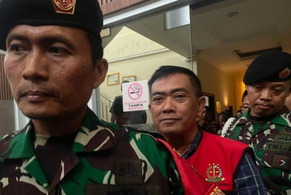 Mantan Wali&nbsp;Kota Cirebon Nashrudin Azis mengenakan rompi tahanan usai menjalani pemeriksaan di Kantor Kejari Kota Cirebon, Senin (8/9). (Fathnur Rohman/Antara)