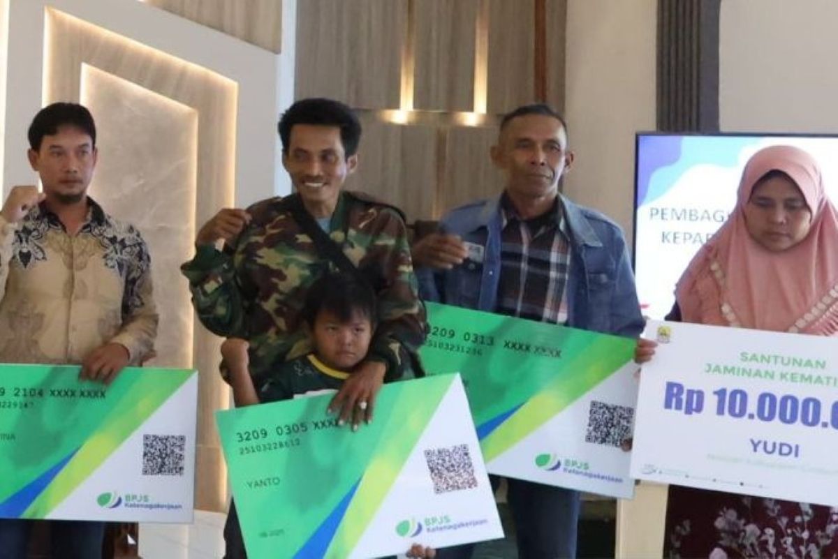 Sejumlah nelayan sudah menjadi peserta program Jamsostek di Cirebon, Rabu (10/9). (Fathnur Rohman/Antara)