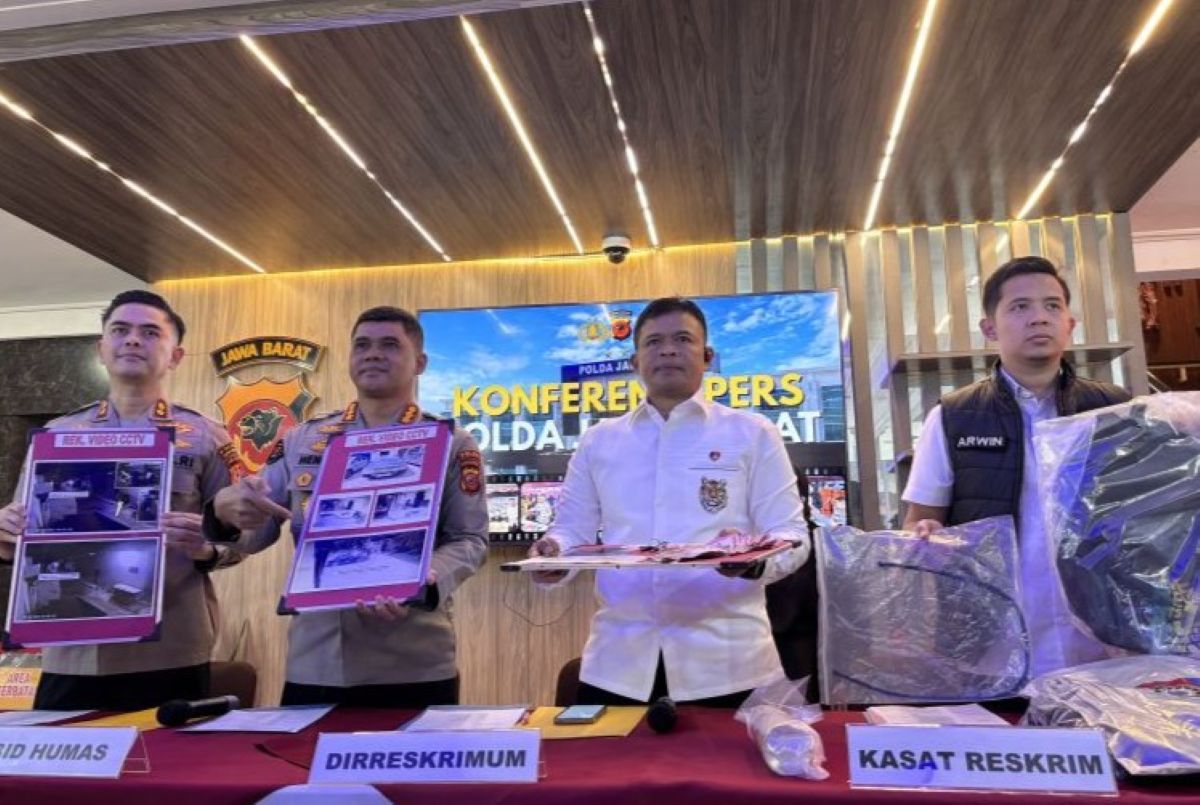 Ditreskrimum Polda Jabar Kombespol Ade Sapari (kedua dari kanan) saat ungkap kasus pembunuhan satu keluarga di Mapolda Jawa Barat, Kota Bandung, Selasa (9/9). (Rubby Jovan/Antara)