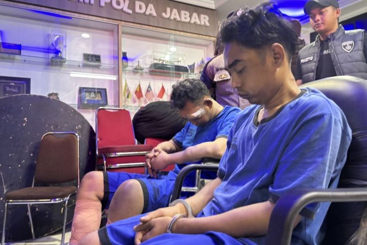 Kedua pelaku P dan R saat dihadirkan saat rilis kasus pembunuhan satu keluarga di Mapolda Jawa Barat, Kota Bandung, Selasa (9/9). (Rubby Jovan/Antara)