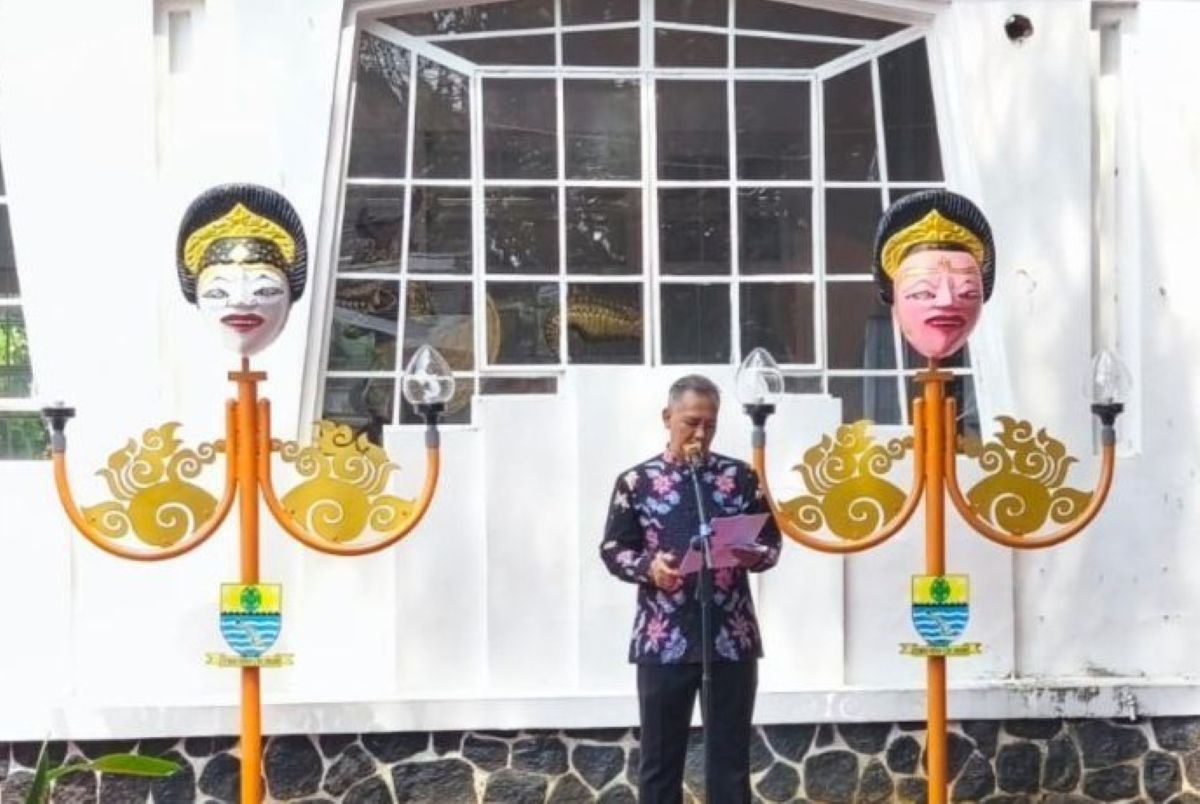 Kepala Disbudpar Kota Cirebon Agus Sukmanjaya memaparkan program pengembangan wisata bahari di Cirebon. (Fathnur Rohman/Antara)