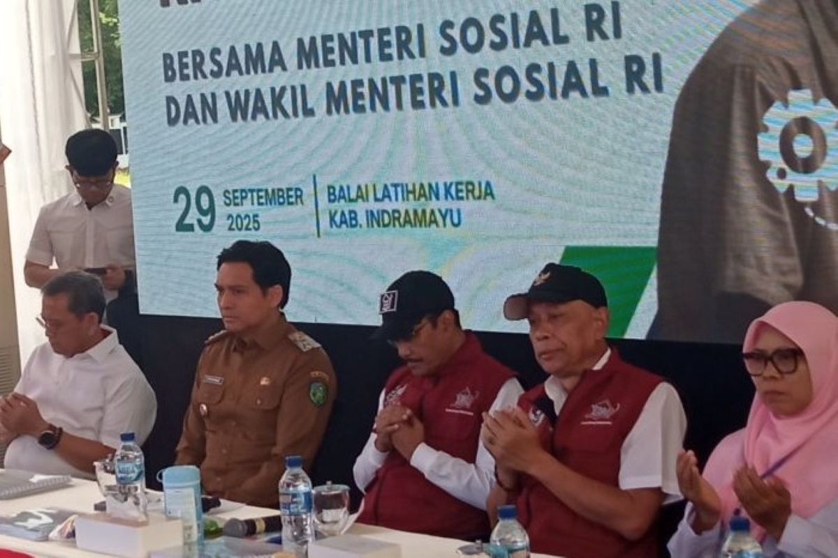 Mensos Saifullah Yusuf (tengah) berdialog dengan calon siswa Sekolah Rakyat Terintegrasi di Indramayu, Senin (29/9). (Fathnur Rohman/Antara)