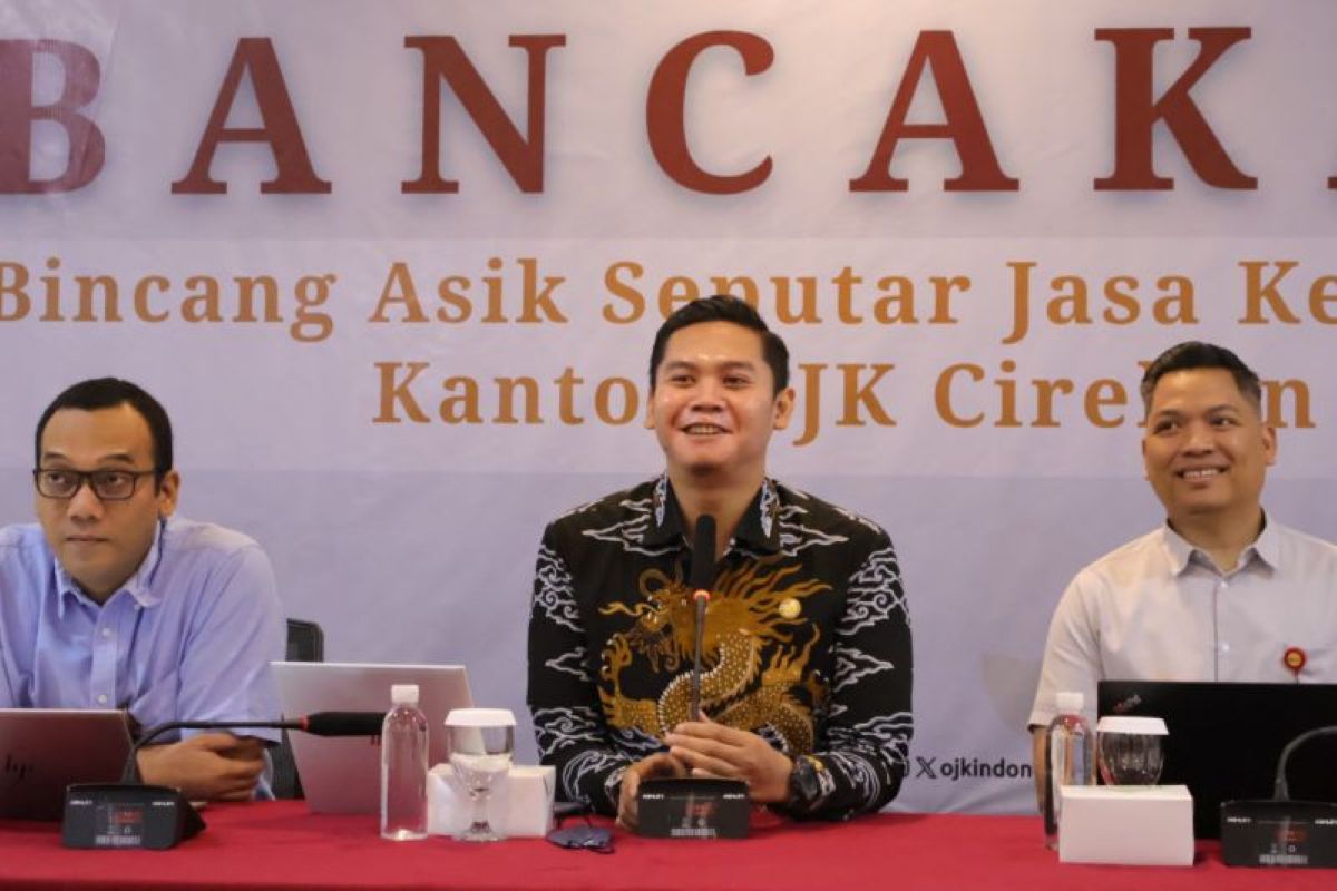 Kepala OJK Cirebon Agus Muntholib (tengah). (OJK Cirebon/Antara)