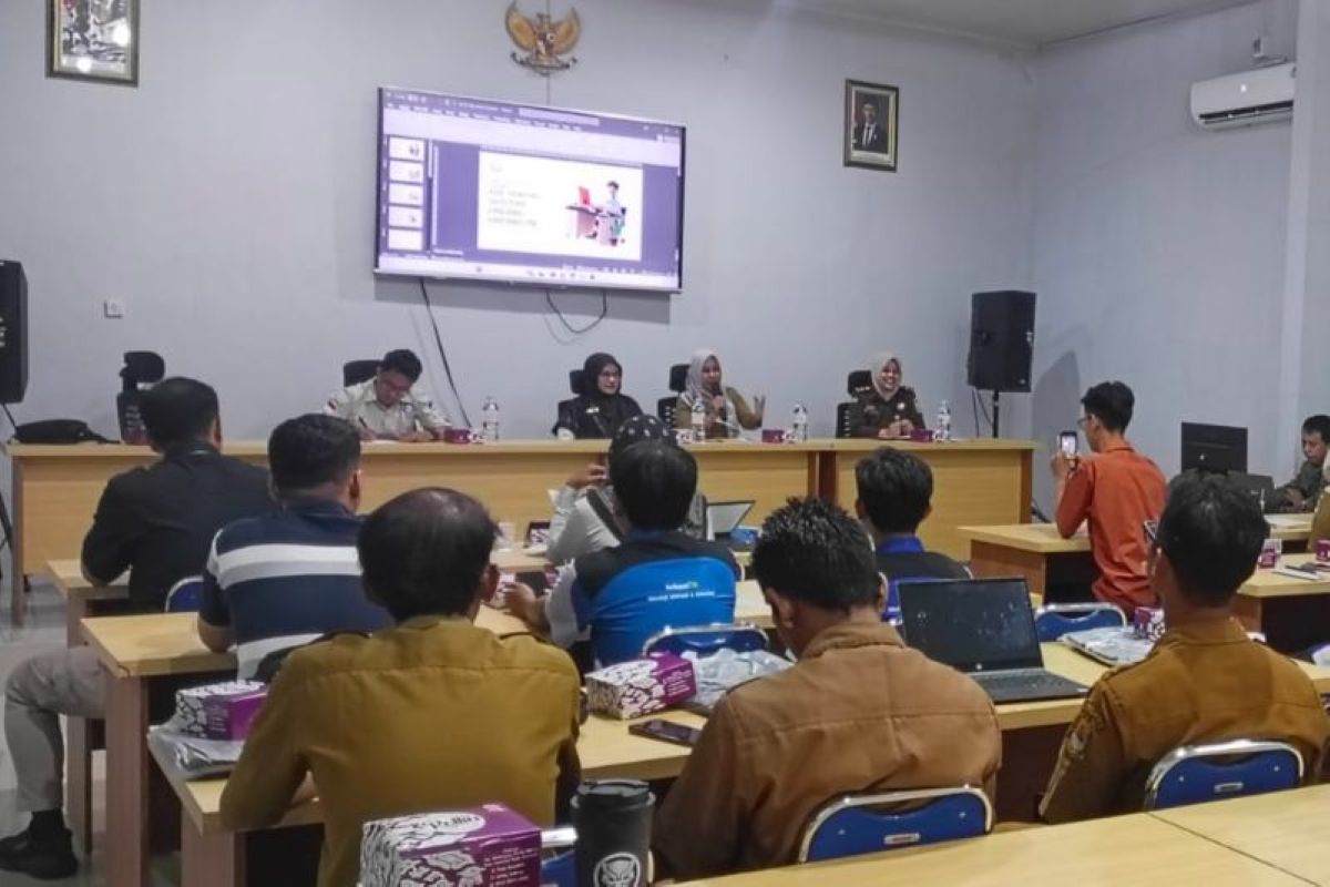 Pemkab Cirebon bersama RTIK melakukan kegiatan pelatihan untuk program Desa Cerdas di Cirebon. (Diskominfo Cirebon/Antara)