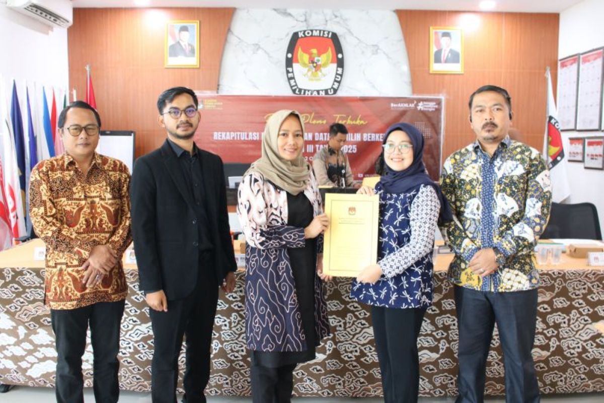 KPU Kabupaten Cirebon menetapkan daftar pemilih berkelanjutan hasil rekapitulasi. (KPU Kabupaten Cirebon/Antara)