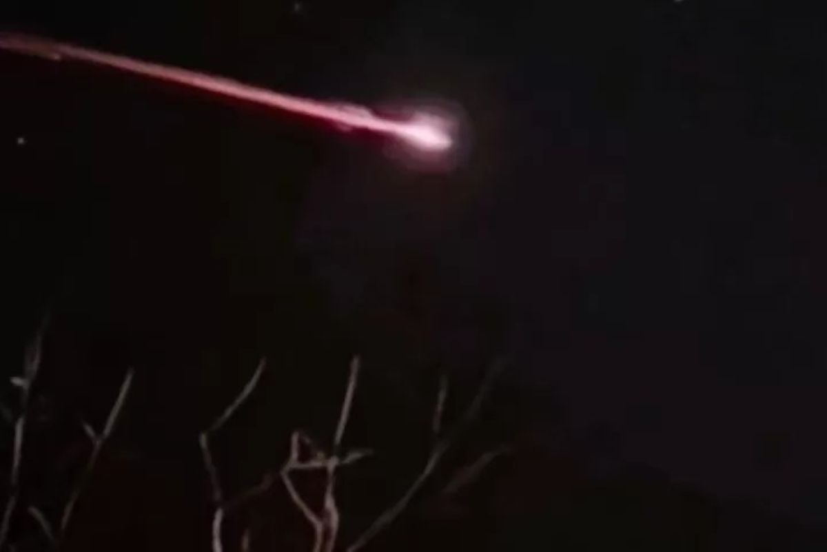 Meteor jatuh terlihat oleh sebagian warga Cirebon. (Istimewa)