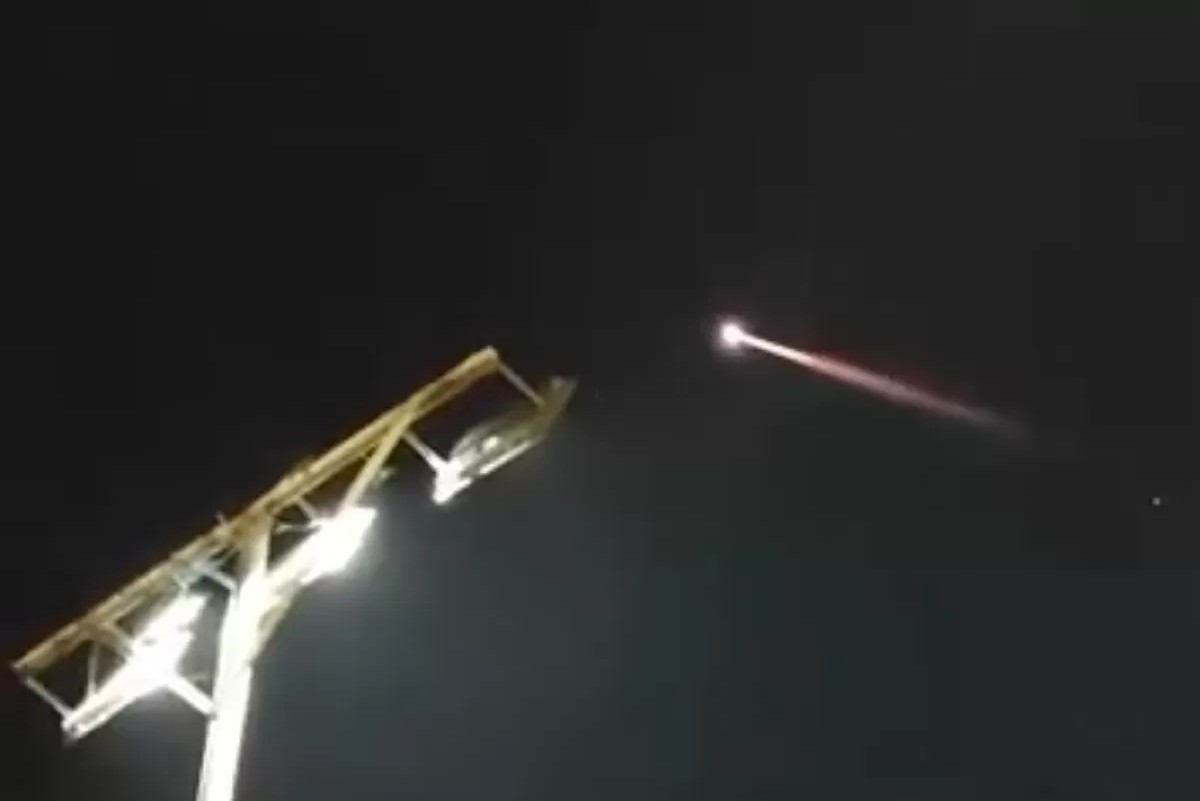 Rekaman kamera warga menangkap detik-detik meteor jatuh di Cirebon. (X/berbagai akun)