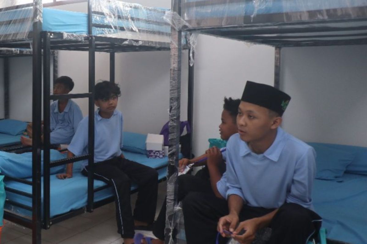 Siswa menempati asrama di Sekolah Rakyat Rintisan Kabupaten Kuningan. (Fathnur Rohman/Antara)