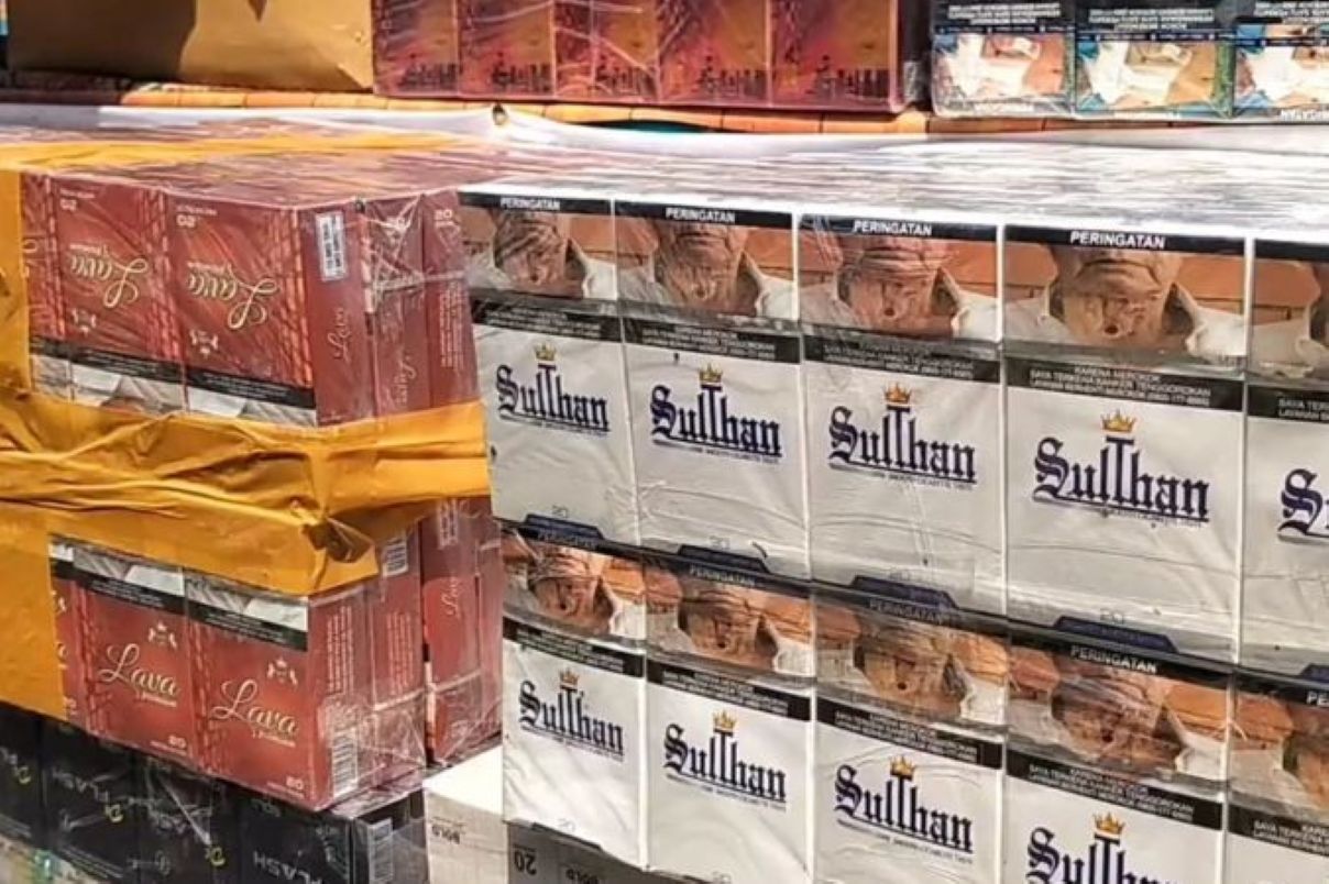 Sejumlah rokok ilegal ditata sebelum dimusnahkan dengan cara dibakar di Indramayu. (Fathnur Rohman/Antara)