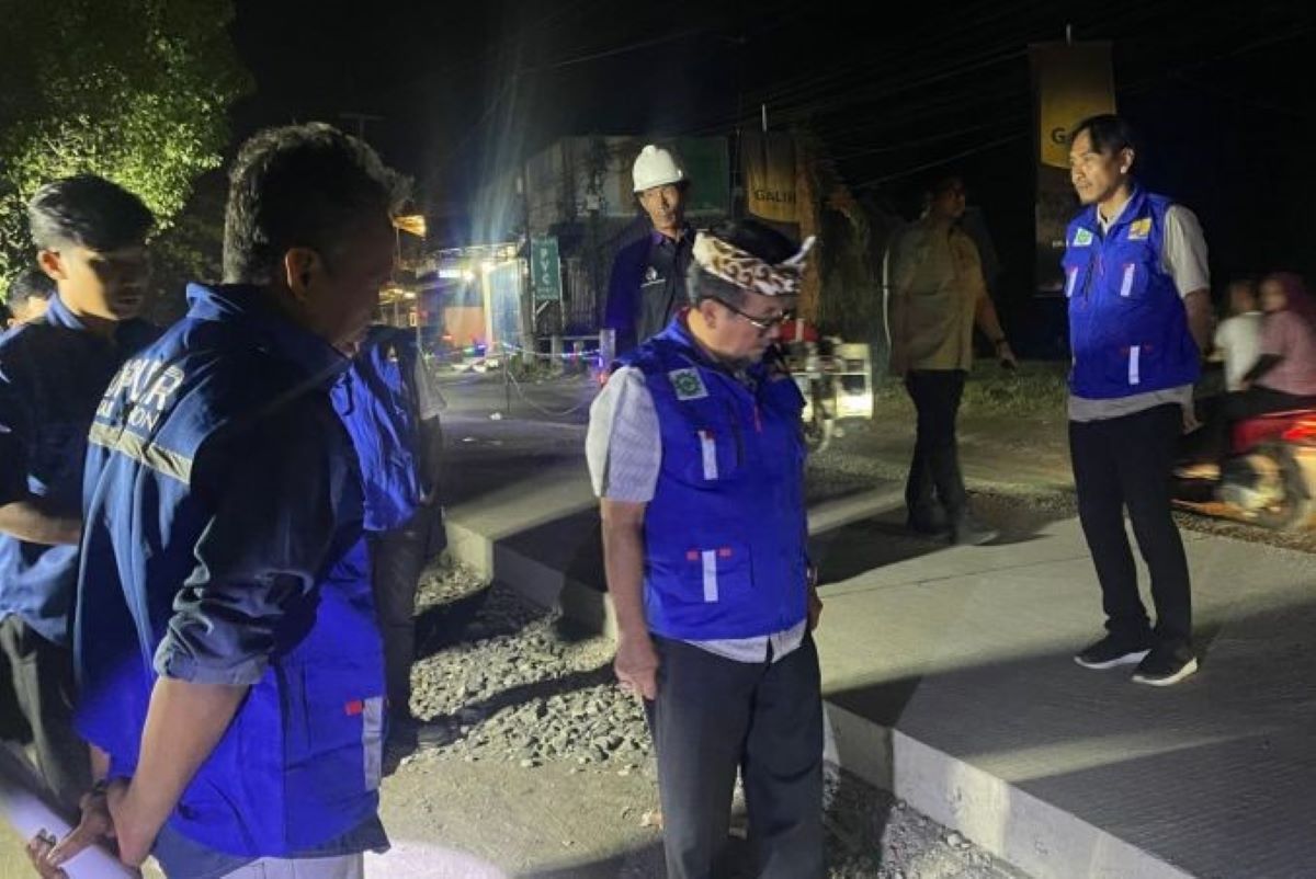 Bupati Cirebon Imron (tengah) meninjau kondisi pengerjaan perbaikan jalan di Kecamatan Pabuaran, Cirebon, Selasa (14/10) malam. (Fathnur Rohman/Antara)