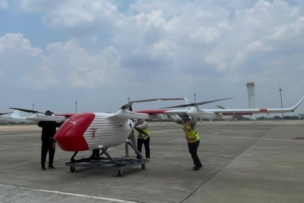Petugas melakukan uji coba terbang terhadap sat unit drone listrik di Bandara Kertajati, Majalengka. (Fathnur Rohman/Antara)
