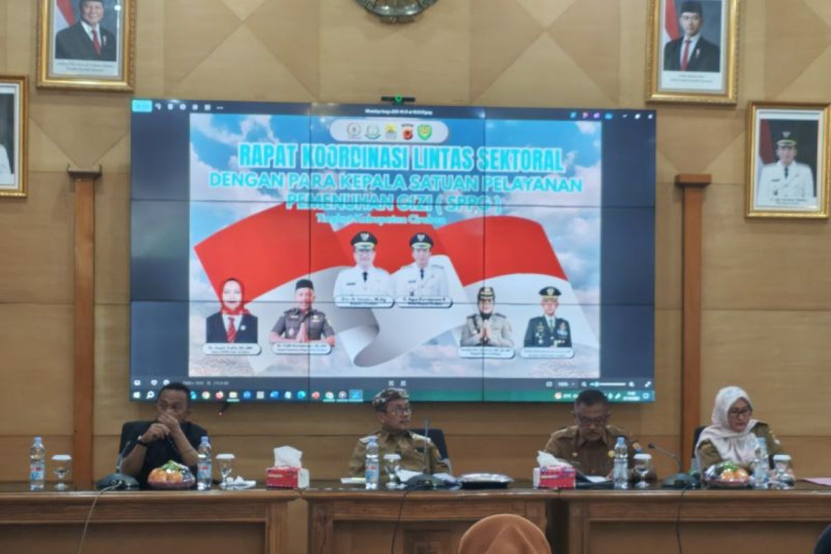 Pemkab Cirebon melaksanakan rapat koordinasi terkait sertifikasi SLHS untuk SPPG di Cirebon, Selasa (21/10). (Fathnur Rohman/Antara)