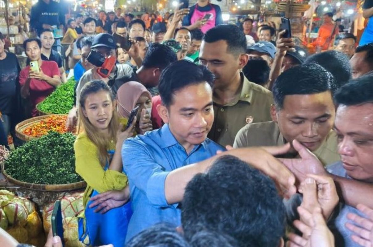 Wakil Presiden Gibran Rakabuming Raka meninjau Pasar Jagasatru di Kota Cirebon, Jumat (24/10). (Fathnur Rohman/Antara)