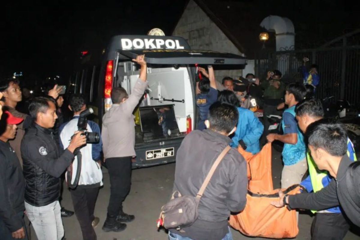 Polres Kuningan melakukan proses identifikasi jasad pria yang ditemukan tewas di Gunung Ciremai, Kuningan, Sabtu (1/11). (Polres Kuningan/Antara)