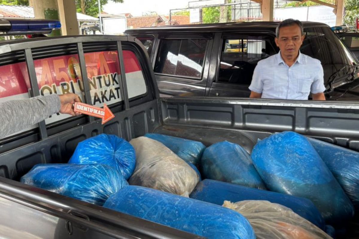 Polisi mengamankan barang bukti kasus pencurian ikan di Waduk Darma, Kuningan. (Polres Kuningan/Antara)