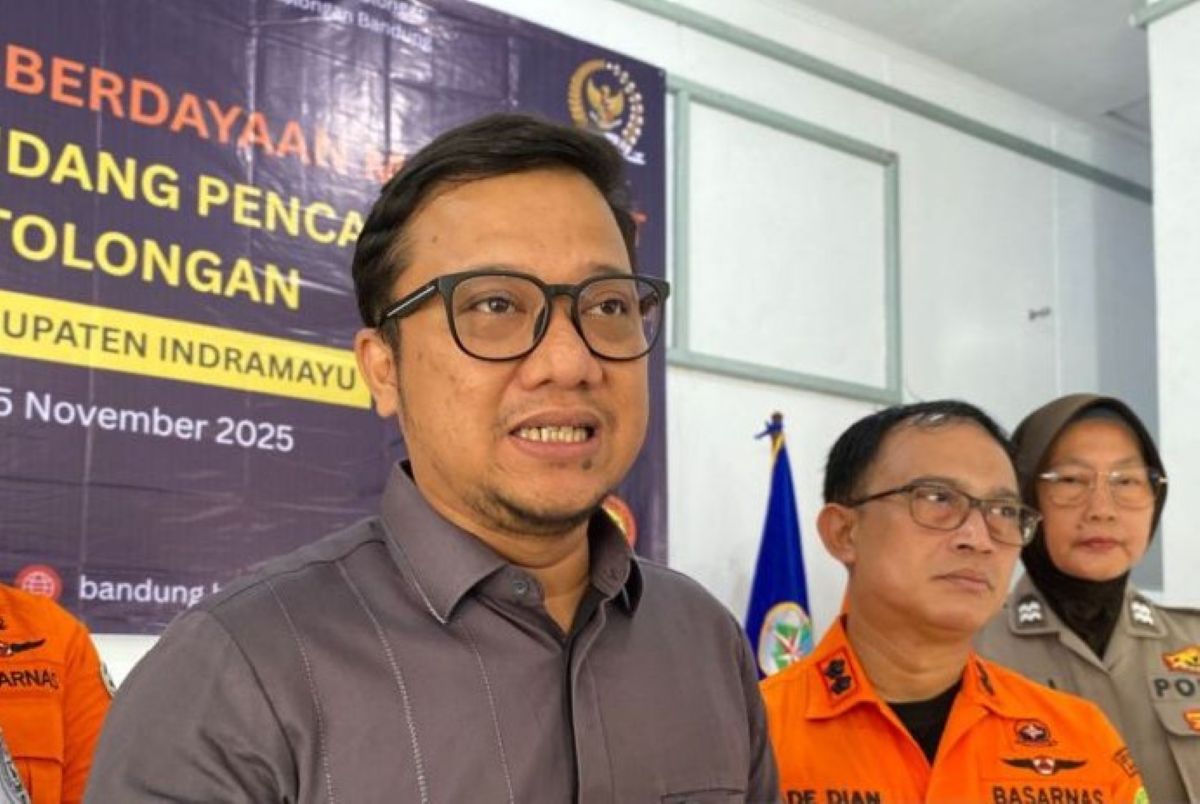 Anggota Komisi V DPR RI Daniel Mutaqien Syafiuddin (tengah) di Indramayu. (Fathnur Rohman/Antara)