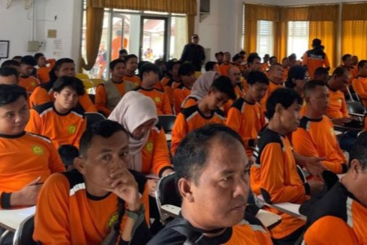 Sebanyak 160 peserta mengikuti kegiatan pelatihan dari Kantor SAR Bandung di Indramayu. (Fathnur Rohman/Antara)